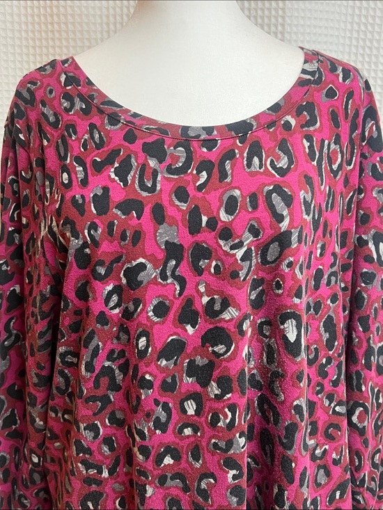 Denim&Co Tops - Denim&Co 1X- scoop neck tunic top with shark bite hemline. Fuchsia leopard print